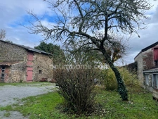 Maison individuelle en pierre de 126 m2 avec dépendances sur terrain de 2610 m2.