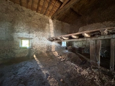 Ancienne fermette composée d’une maison est deux granges attenantes sur 9000m2 de terrain.