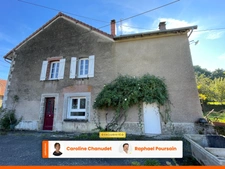 Maison et grandes granges et 54000 m2 de terrain avec étang 