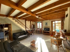 Maison de charme de 106 m2 habitable avec garages, atelier et jardin 