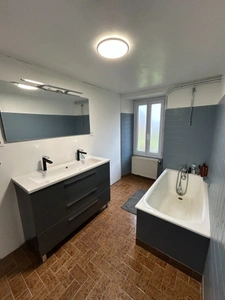 Maison individuelle en pierre de 126 m2 avec dépendances sur terrain de 2610 m2.