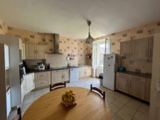 Maison de caractère de 193m2 avec 4 chambres garage et grandes dépendances.