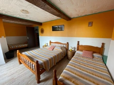 Corps de ferme avec deux granges et dépendances sur 3325m2 attenant. 