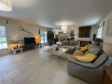 Très belle Propriété de  6,7hectares avec maison de plain-pied de 200m2, plan d'eau, gîte et dépendances 