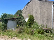 Maison en pierre de 77 m2 à rénover avec grange et jardin