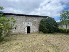 Grange de 170m2 avec dépendance de 20m2 sur une parcelle de terrain d’une surface de 653m2.