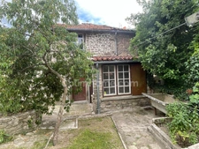Maison en pierre  avec jardin deux garages et dépendances