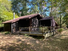 un chalet au bord de l'eau 