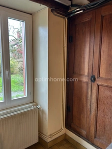 Maison individuelle en pierre de 126 m2 avec dépendances sur terrain de 2610 m2.