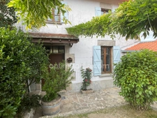 Maison en pierre  avec jardin deux garages et dépendances