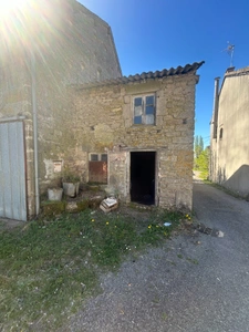 Ensemble immobilier en pierre avec 5000 m2 de terrain.