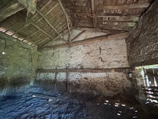 Ancienne fermette composée d’une maison est deux granges attenantes sur 9000m2 de terrain.