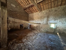 Ancienne fermette composée d’une maison est deux granges attenantes sur 9000m2 de terrain.