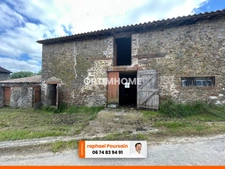 Grange de 170m2 avec dépendance de 20m2 sur une parcelle de terrain d’une surface de 653m2.