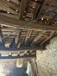 Ancienne fermette composée d’une maison, d’une grange attenante, d’un hangar sur 1139m2 de terrain.