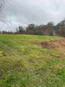 Bâtiment de 420m2 sur 2,9 hectares de terrain et bois.