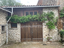 Maison en pierre  avec jardin deux garages et dépendances