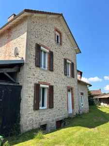 Maison de caractère de 193m2 avec 4 chambres garage et grandes dépendances.