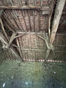 Ancienne fermette composée d’une maison est deux granges attenantes sur 9000m2 de terrain.