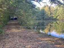 un chalet au bord de l'eau 