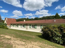 Très belle Propriété de  6,7hectares avec maison de plain-pied de 200m2, plan d'eau, gîte et dépendances 