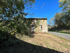 Ancienne fermette composée d’une maison, d’une grange attenante, d’un hangar sur 1139m2 de terrain.