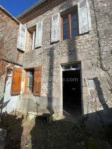Maison à rénover avec grange et jardin à Châteauponsac