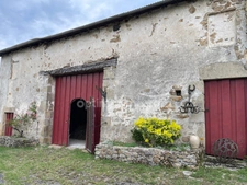 Corps de ferme avec deux granges et dépendances sur 3325m2 attenant. 