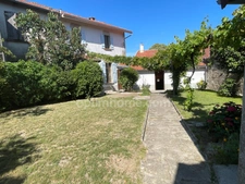 Maison en pierre  avec jardin deux garages et dépendances