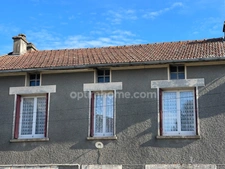 Ensemble immobilier en pierre avec 5000 m2 de terrain.