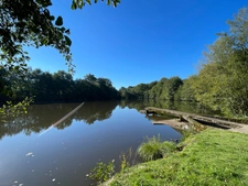 Maison et grandes granges et 54000 m2 de terrain avec étang 