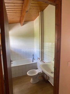 Maison de  bourg de 95m2, 3 chambres sur parcelle de 360m2 avec piscine et garage.