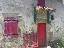 Maison en pierre de 77 m2 à rénover avec grange et jardin