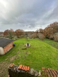 Maison individuelle en pierre de 126 m2 avec dépendances sur terrain de 2610 m2.
