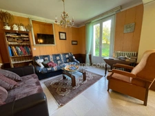 Maison et grandes granges et 54000 m2 de terrain avec étang 