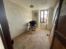 Maison à rénover avec grange et jardin à Châteauponsac