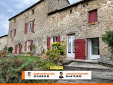 Corps de ferme avec deux granges et dépendances sur 3325m2 attenant. 