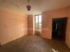 Maison à rénover avec grange et jardin à Châteauponsac