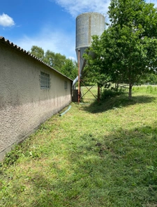 Bâtiment de 420m2 sur 2,9 hectares de terrain et bois.