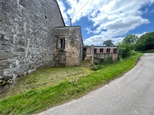 Grange de 170m2 avec dépendance de 20m2 sur une parcelle de terrain d’une surface de 653m2.