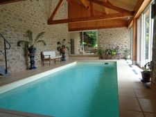 Propriété à vendre 10 pièces 400m2 habitable sur 3,5 hectares de terrain,  piscine et dépendances.