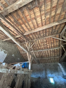 Ancienne fermette composée d’une maison est deux granges attenantes sur 9000m2 de terrain.