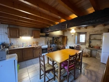 Maison de charme de 106 m2 habitable avec garages, atelier et jardin 