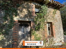 Ancienne fermette composée d’une maison, d’une grange attenante, d’un hangar sur 1139m2 de terrain.