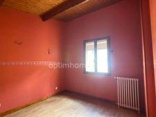 Maison de  bourg de 95m2, 3 chambres sur parcelle de 360m2 avec piscine et garage.