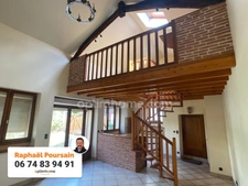Maison de  bourg de 95m2, 3 chambres sur parcelle de 360m2 avec piscine et garage.
