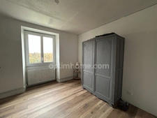 Maison individuelle en pierre de 126 m2 avec dépendances sur terrain de 2610 m2.