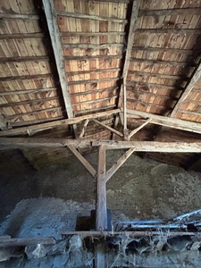 Ancienne fermette composée d’une maison est deux granges attenantes sur 9000m2 de terrain.