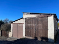 Maison de charme de 106 m2 habitable avec garages, atelier et jardin 