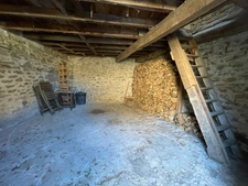 Maison en pierre  avec jardin deux garages et dépendances